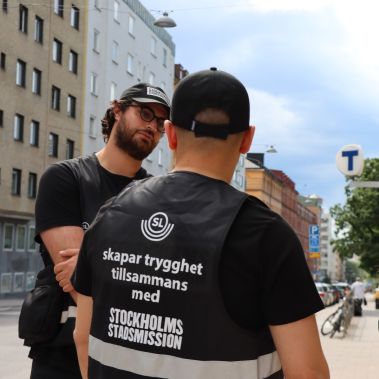 Bild på Stockholms Stadsmissions Uppsökarteam i närheten av en tunnelbana.