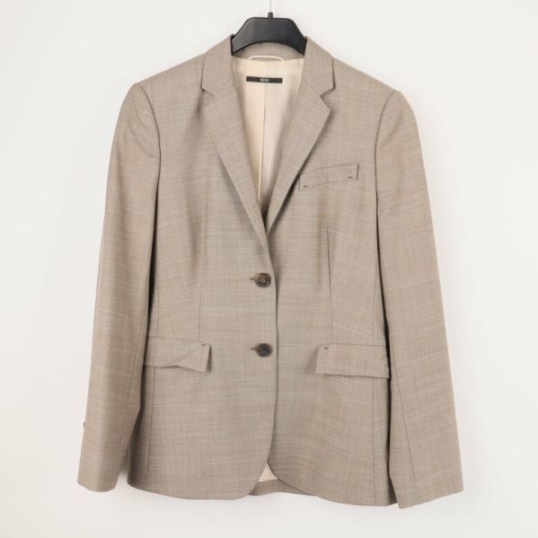 Beige kavaj framifrån med noterade fickor