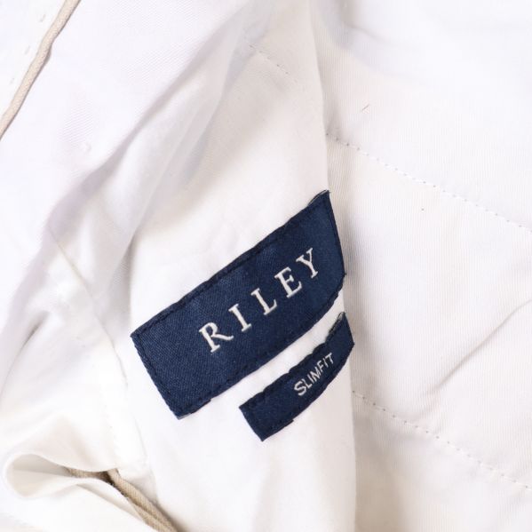 Riley märke på beiga byxors insida