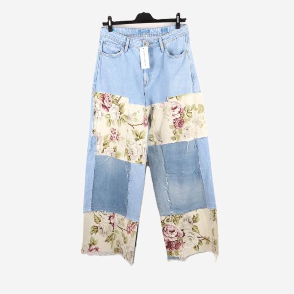 Jeans med blommigt lappmönster framifrån