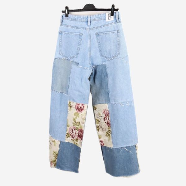 Baksidan av jeans med lappmönster
