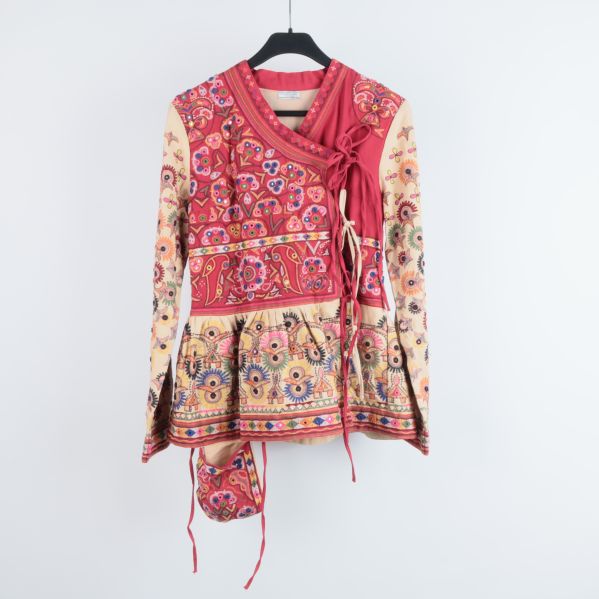 Färgglad blus med broderi framifrån
