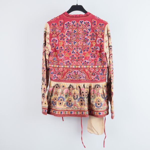 Färgglad blus med broderi bakifrån