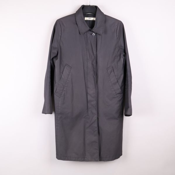 Framsidan av mörkgrå trenchcoat