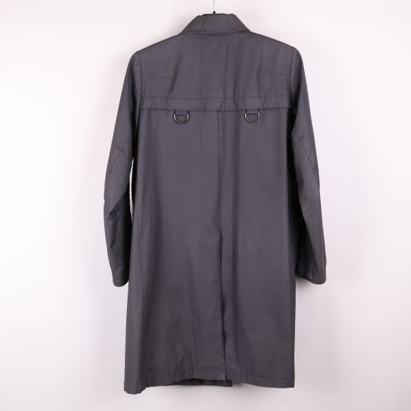 Baksidan av mörkgrå trenchcoat med D-ringar