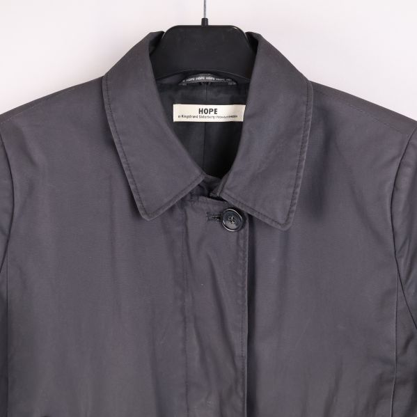 Närbild på krage och knapp av trenchcoat
