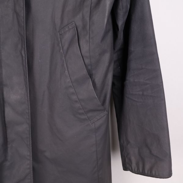 Sidoficka på trenchcoat
