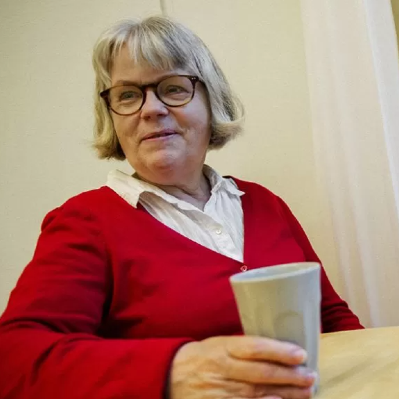 Aina med en kopp