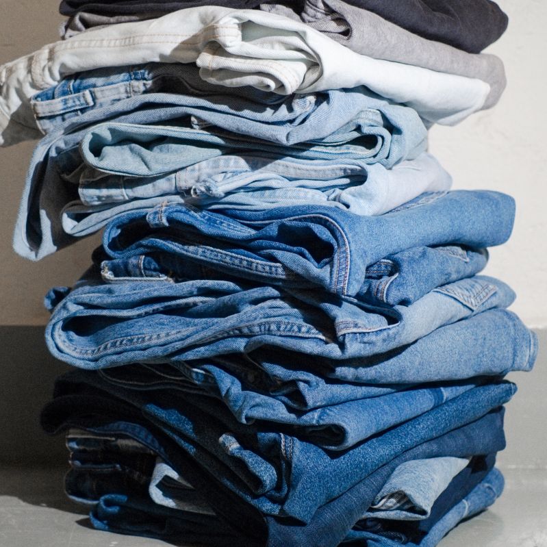 Hög med denim