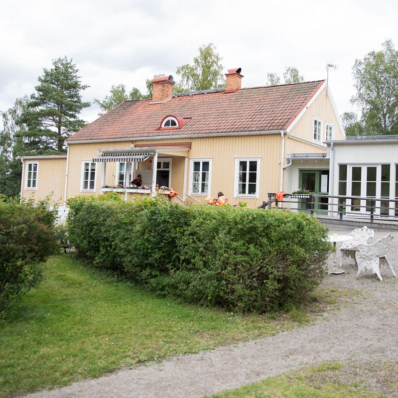 Bild på huvudbyggnaden vid vår Mötesplats Stenfasta.