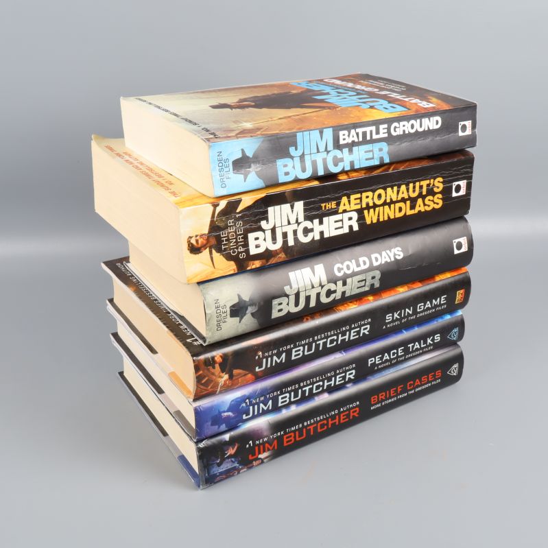 Staplat perspektiv av sex böcker av Jim Butcher.