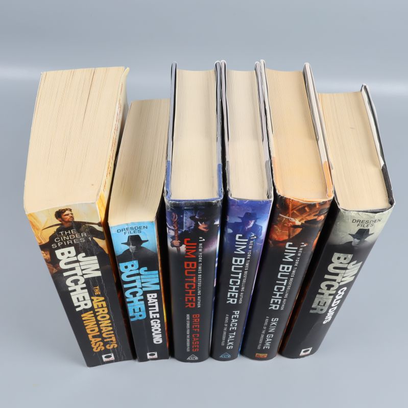 Sex Jim Butcher böcker visade på rad.