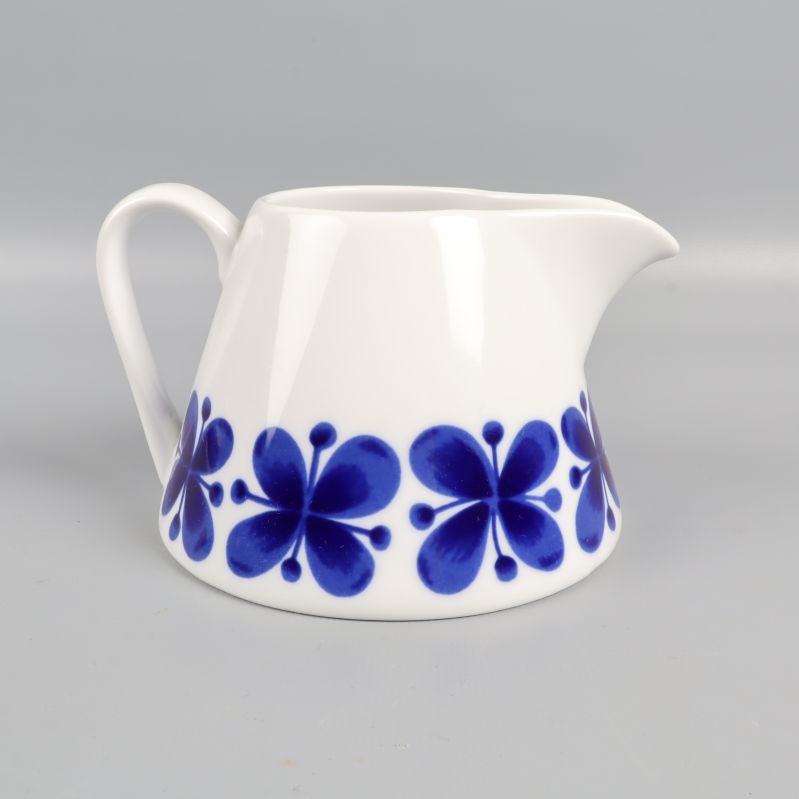 Kanna med elegant blommönster och handtag