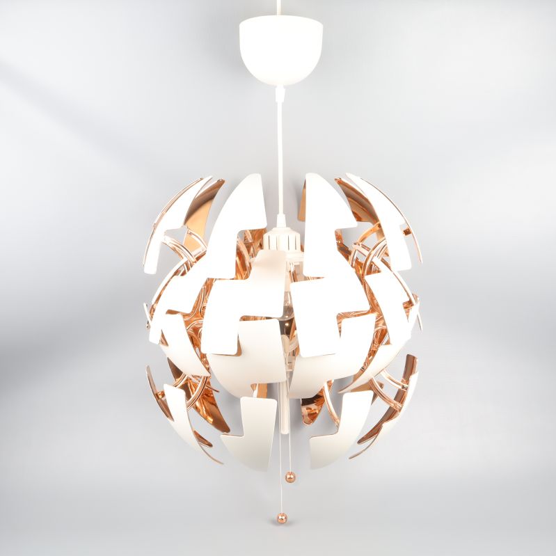 Sfärisk lampa med vita och kopparfärger i närbild
