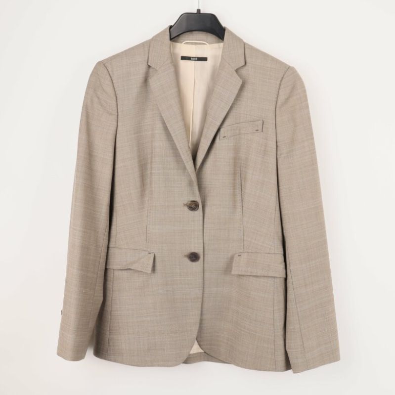 Beige kavaj framifrån med noterade fickor