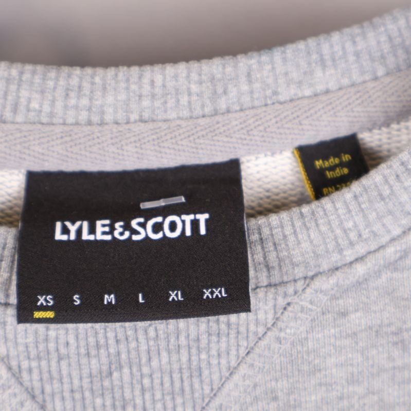 Lyle & Scott etikett på sweatshirtens insida