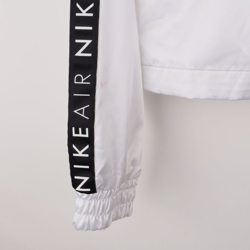 Ärm av jacka med Nike Air logotyp