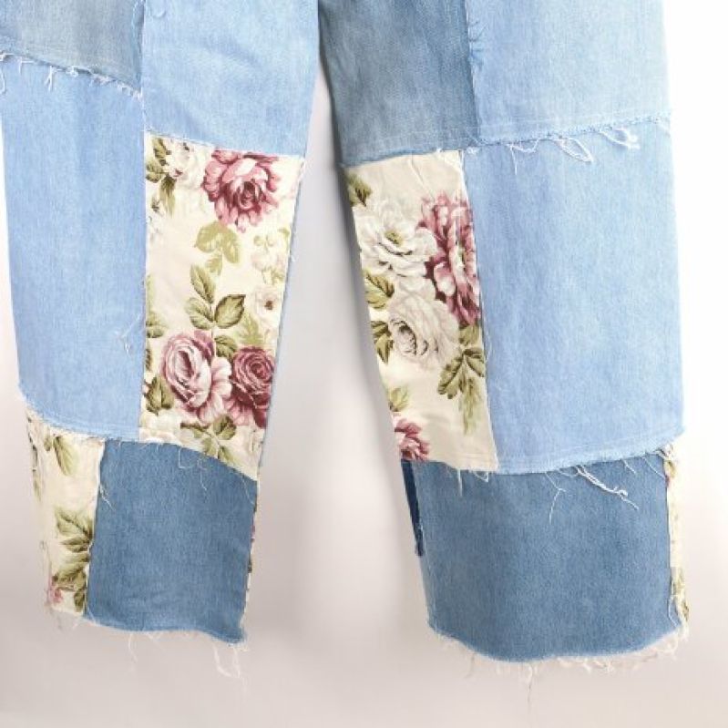 Detalj av blommigt mönster på jeans