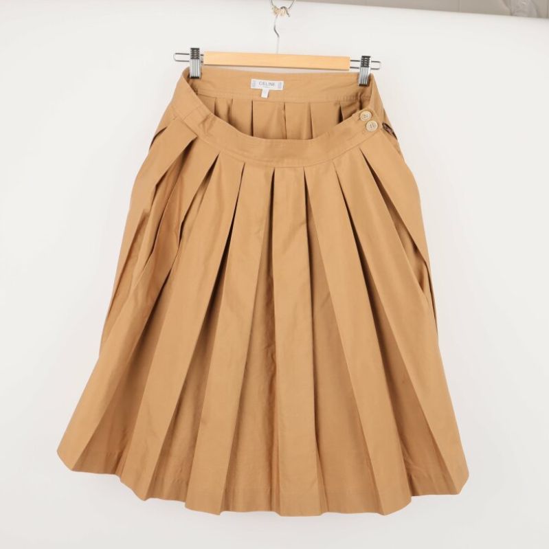 Hängande beige plisserad kjol på galge