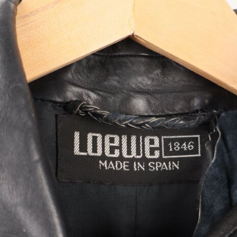 Loewe varumärke synligt på rockens etikett