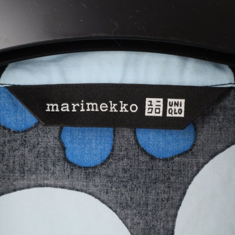 Närbild av Marimekko och Uniqlo etikett