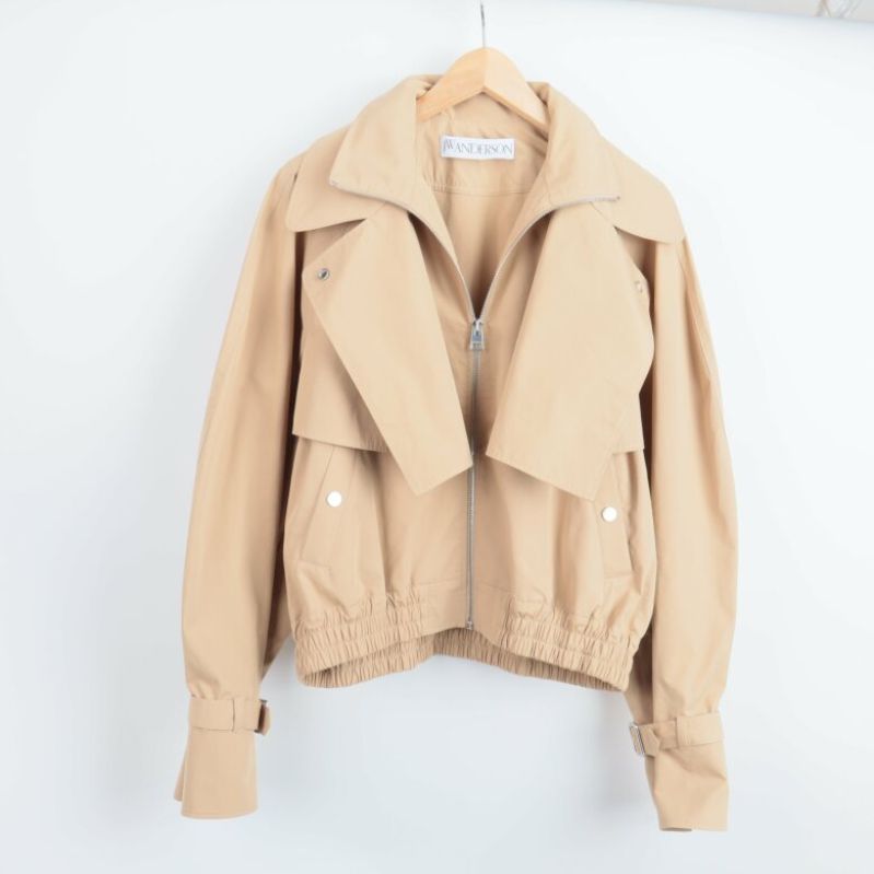 Framsidan av beige jacka, stilren design