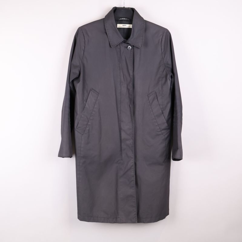 Framsidan av mörkgrå trenchcoat